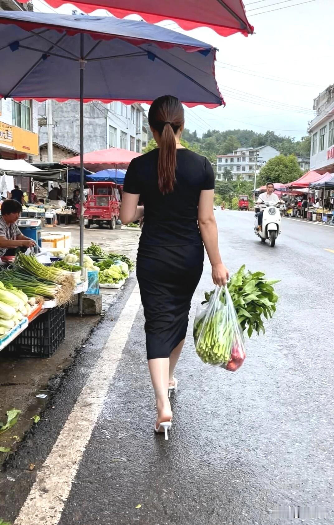 热爱，才是生活的解药。[耶]
菜场偶遇气质姐姐
 
今天休假赶早市买菜，路上撞见