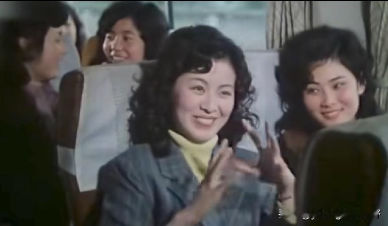 翻看上世纪八九十年代的拍摄影像画面，发现那时候的女性不仅漂亮，而且表情显得非常大
