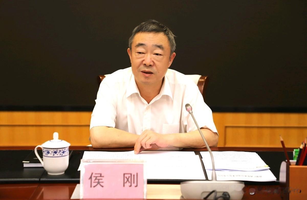 侯刚已经不再担任南宁市政府党组书记，其现在的身份仍是南宁市市长！9月2日，随着钟