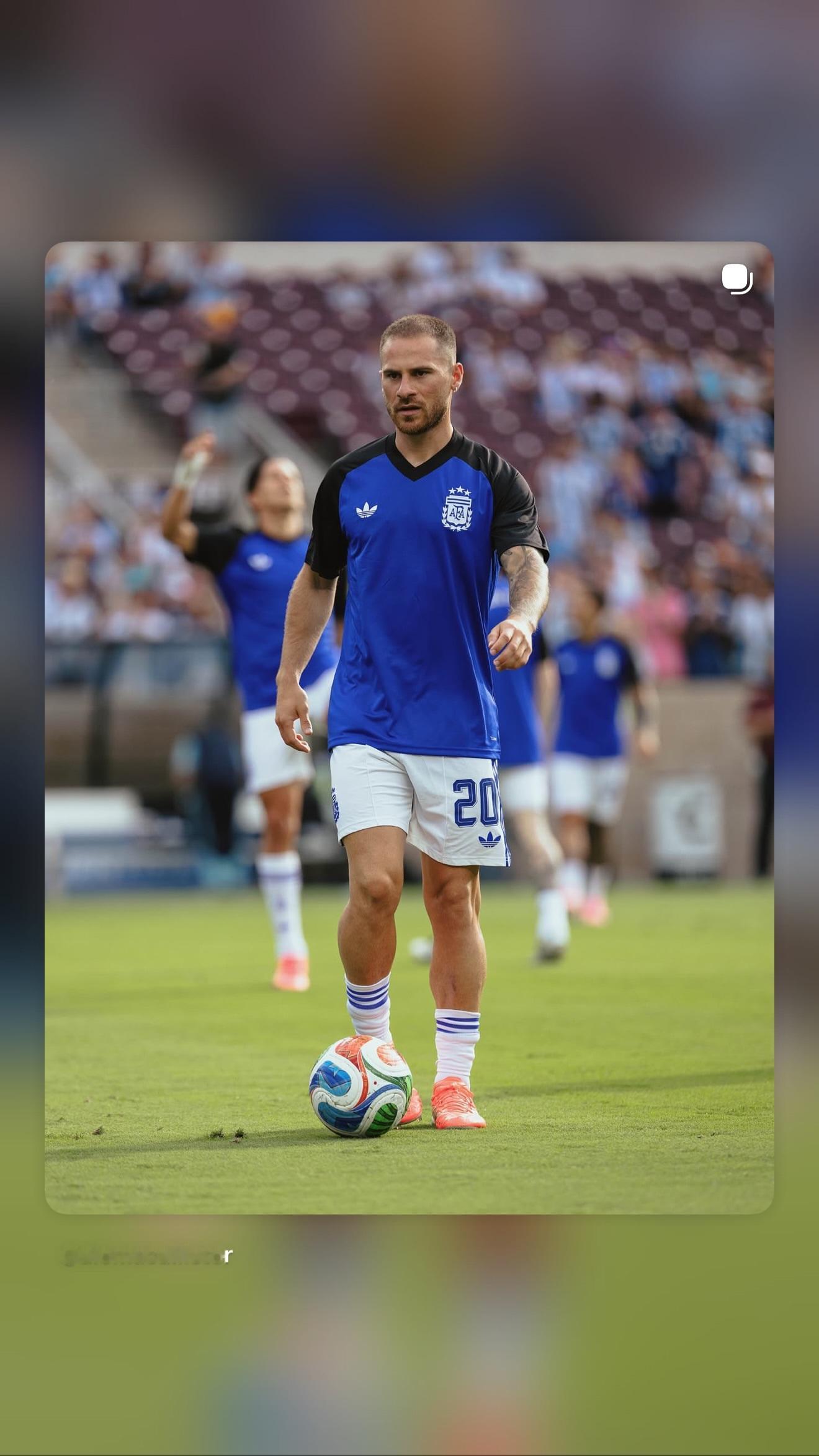 麦卡利斯特更新快拍阿根廷球迷俱乐部阿根廷vs冰岛世界杯