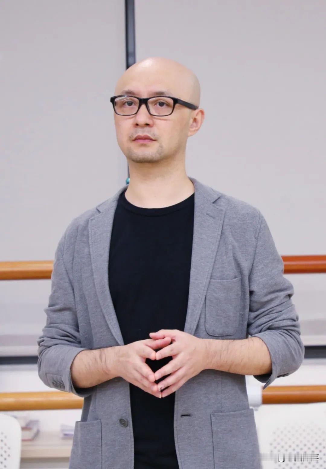张洺，1976年出生，重庆人，1997年毕业于北京电影学院表演系，南京大学戏剧学