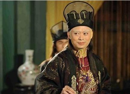 1908年慈禧太后去世，李莲英请求回老家养老。隆裕太后面色不善，心想：“你做了多