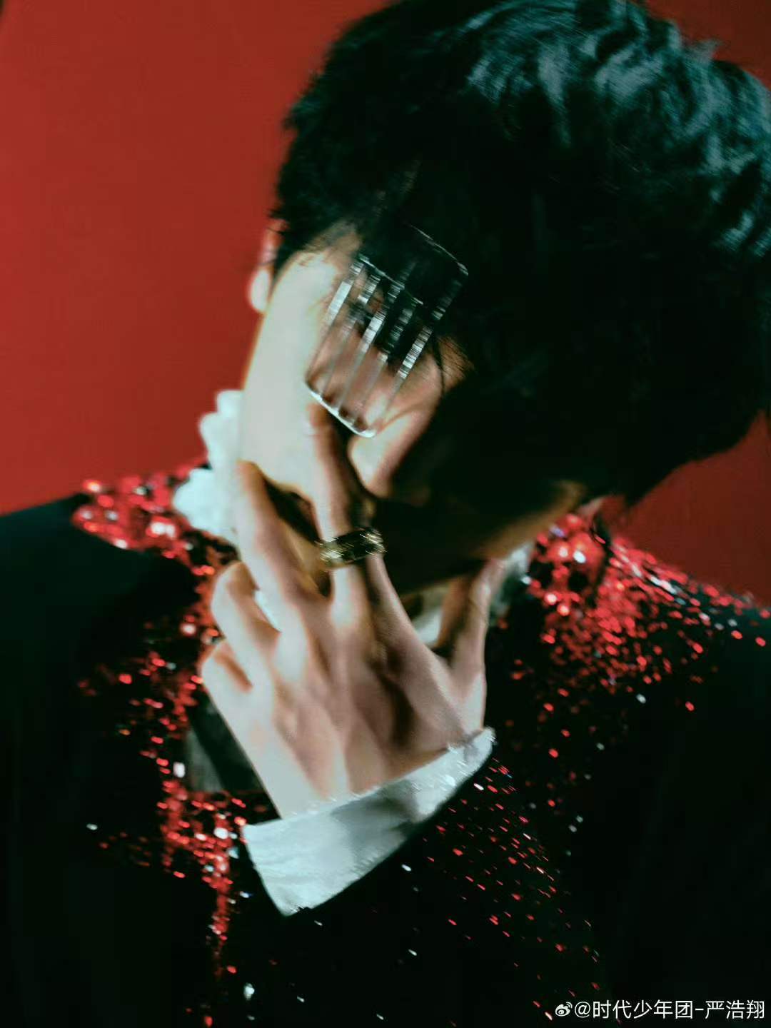 严浩翔红黑闪钻西装严浩翔新专概念照3严浩翔新专概念照3 咋每一套都这么又感觉 