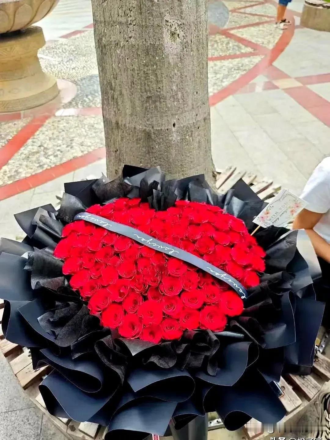 南宁专业卖花的出来看看这束花值多少钱？小勇说是某阿姨在小七手术完以后送给她的，这