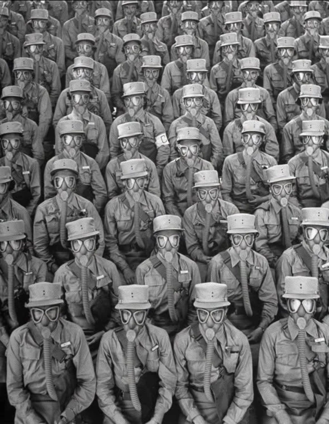 1942年9月7日，爱荷华州得梅因堡，美国女子陆军辅助军团成员在进行训练演习时佩