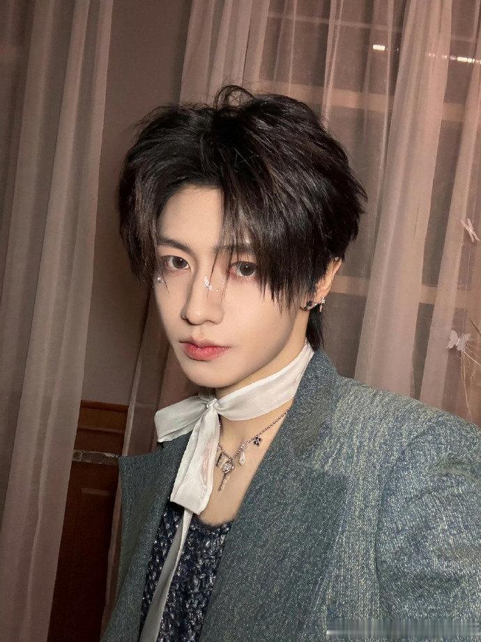 朱志鑫的直拍我能看一百遍每次看朱志鑫直拍都有新惊喜，细节控真的狠狠满足。 