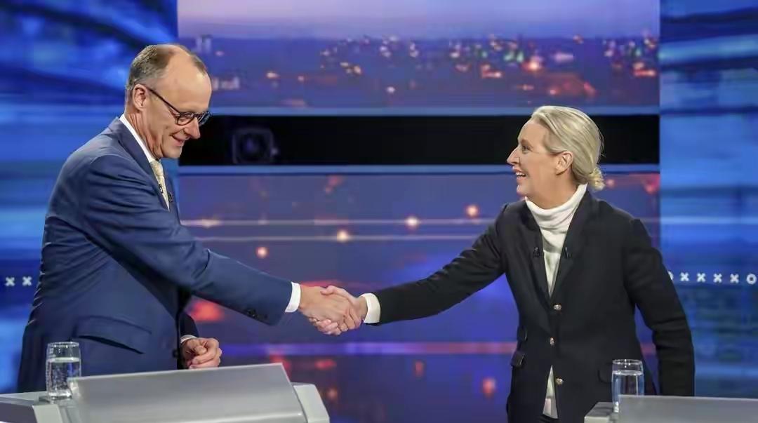 德国选择党魏德尔，这时候却异军突起成为德国政治上的黑马，居然成了第三大最受欢迎的