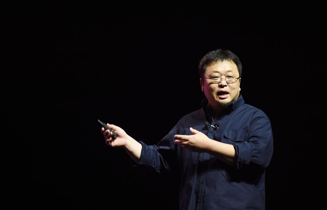 老罗把苹果折叠屏骂上了热搜，我也看笑了。同样的折痕，放在国产手机上叫 "工业垃圾