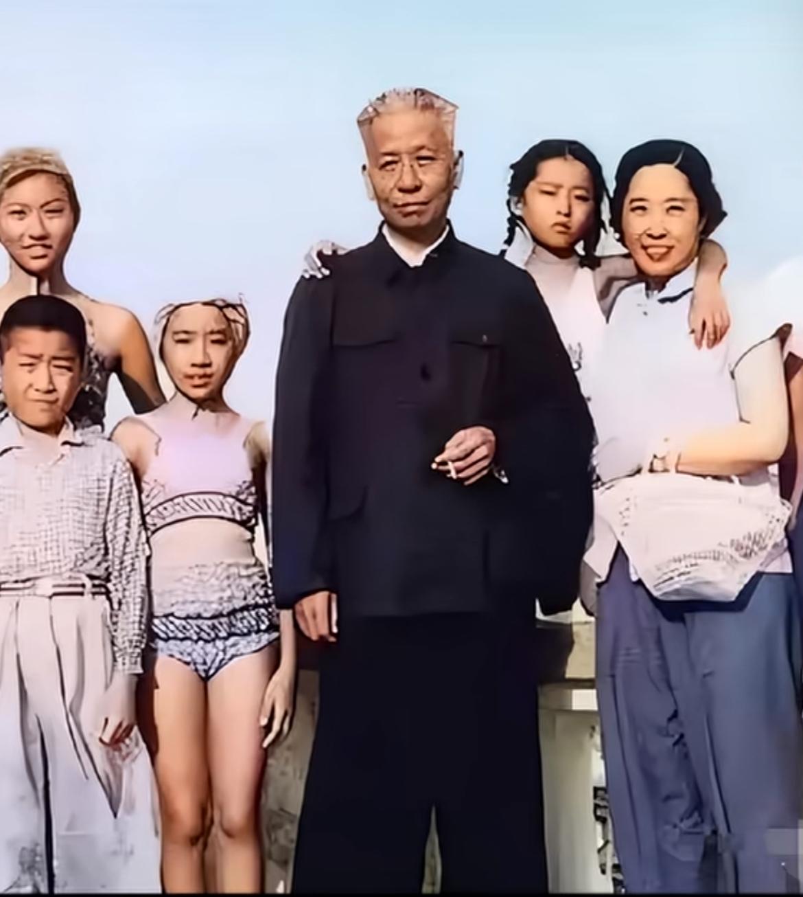1954年，刘少奇与王光美、子女们，在北戴河海滨休假，留下一张全家福。
