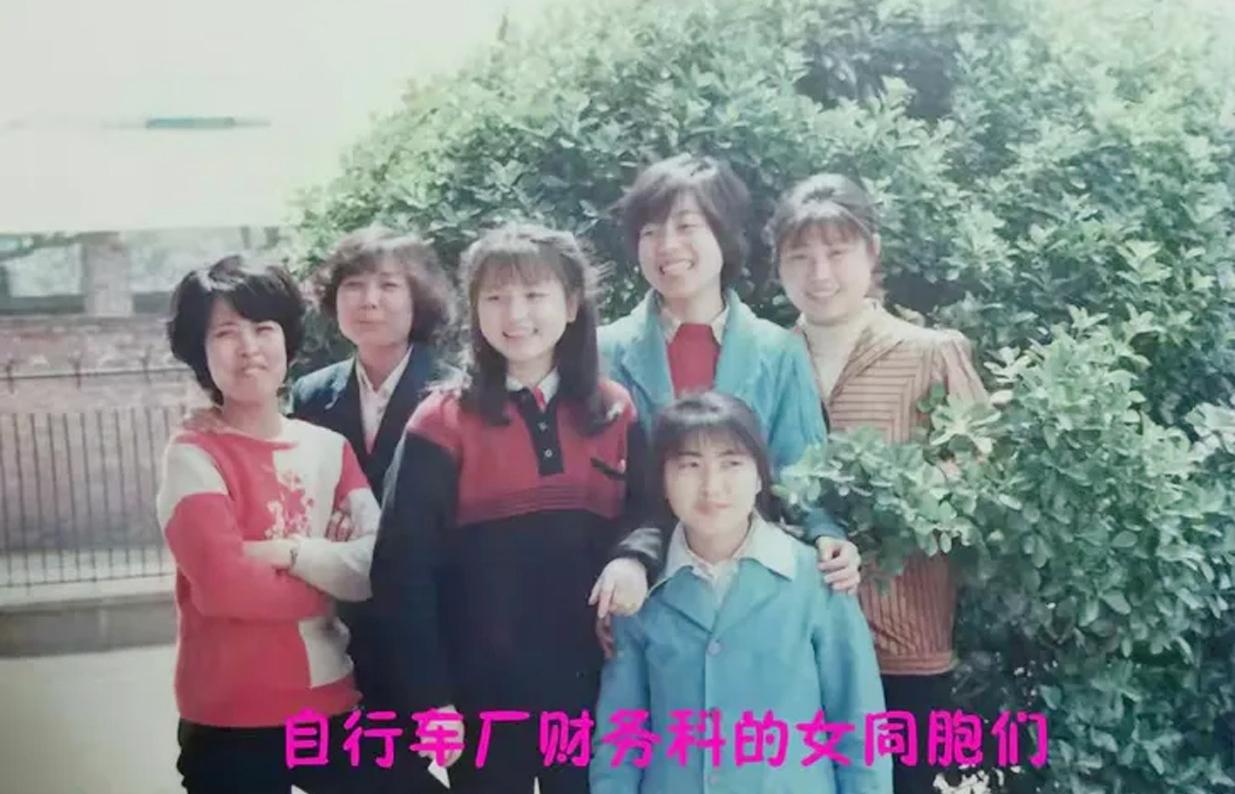 这是1984年我姐刚参加工作与同事的合影，照片里面的女孩都是20多岁的青春芳华，