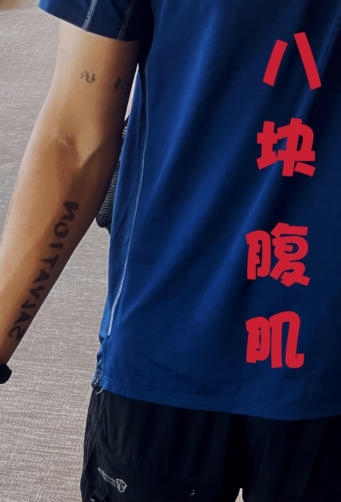 练了4个月。只练过一两次二头肌也没怎么练过胸。一直在练肩、背、腹。好消息：腹肌在