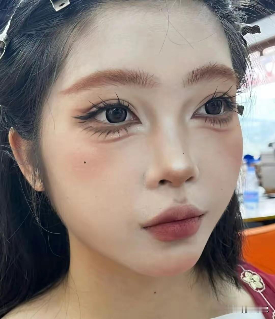 我难道是老了吗？为啥欣赏不来现在女孩的网红妆，像苍蝇腿的长睫毛，像毛毛虫的卧蚕，