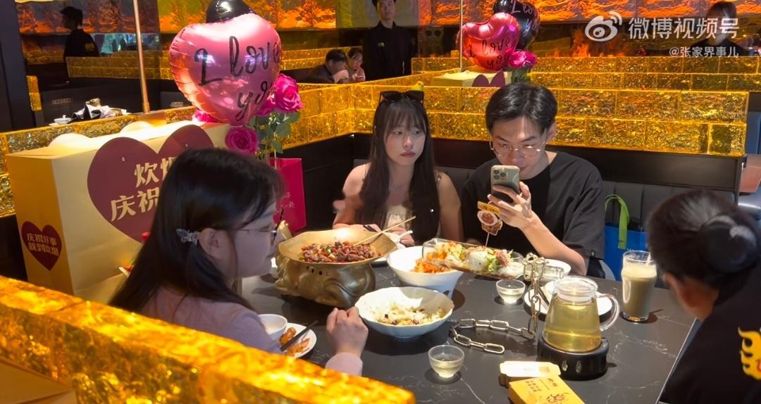 #00后女生毕业后迎人生首桶金#对很多人而言，人生的初次财富积累不仅是自我价值的