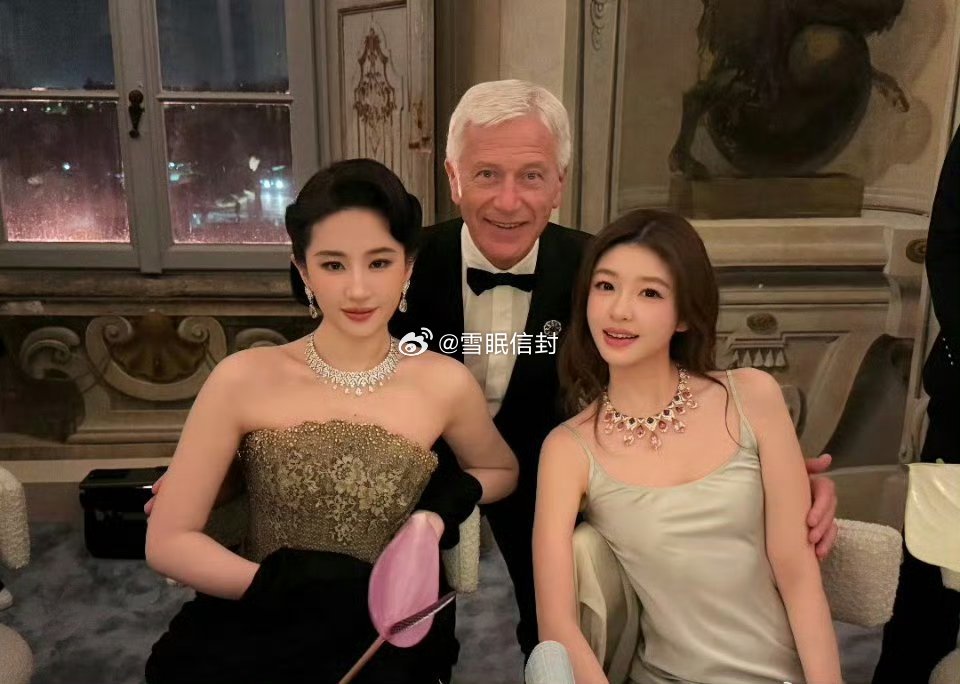 这位漂亮小姐姐竟然能坐刘亦菲旁边吃饭 