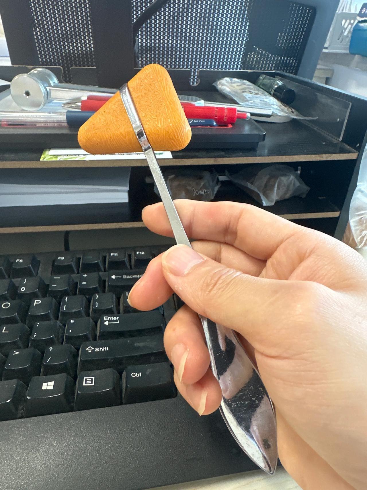 手中木勺食，桌上书卷香。