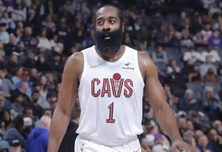 季后赛倒计时！本周日凌晨1点，骑士主场战猛龙，有意思得是，两队攻防效率完全相反，