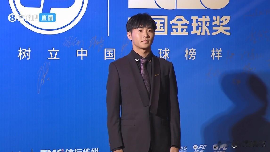 今日，成都蓉城俱乐部官宣与蓉城酒业合作，蓉城酒业冠名成都蓉城的胸前广告，合同金额