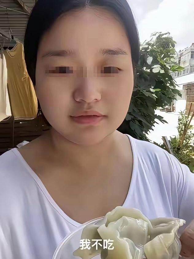 儿媳嫌婆婆包饺子不戴手套喂狗？网友集体反怼她自取其辱！

一件小事，引爆一屋子火