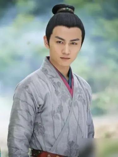陈晓直播里一句打不动了，撕开了中年男演员最后的体面吴京，49岁，为了演20岁小伙