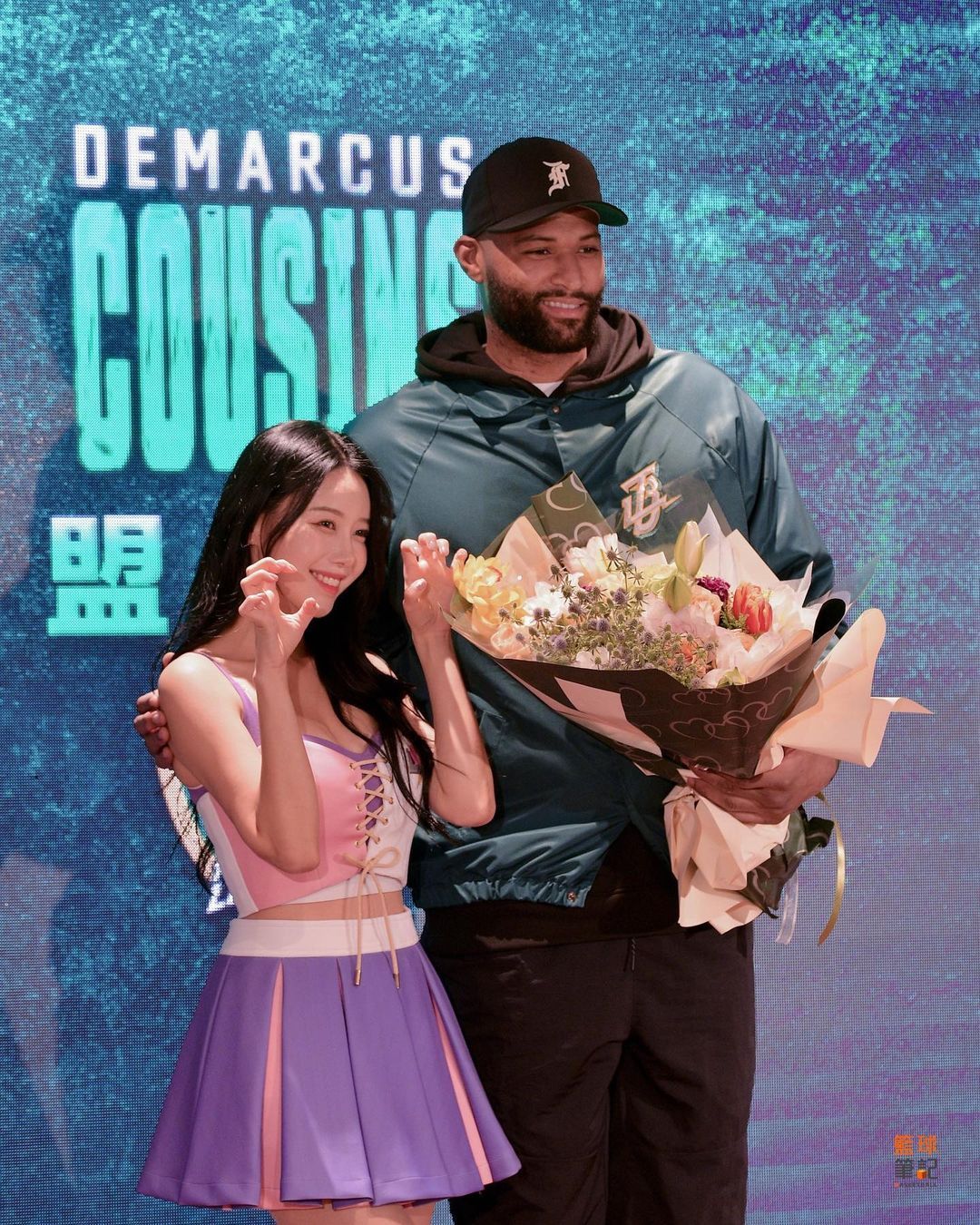 笑逐颜开[二哈][色]考辛斯亮相台啤永丰云豹队发布会#为梦想开球# ​​​