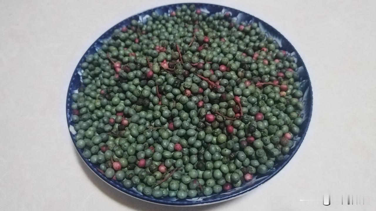 这种野生果实，生长在我国一个山间小镇，既能生吃又能做成食用油，味道奇香无比，我敢