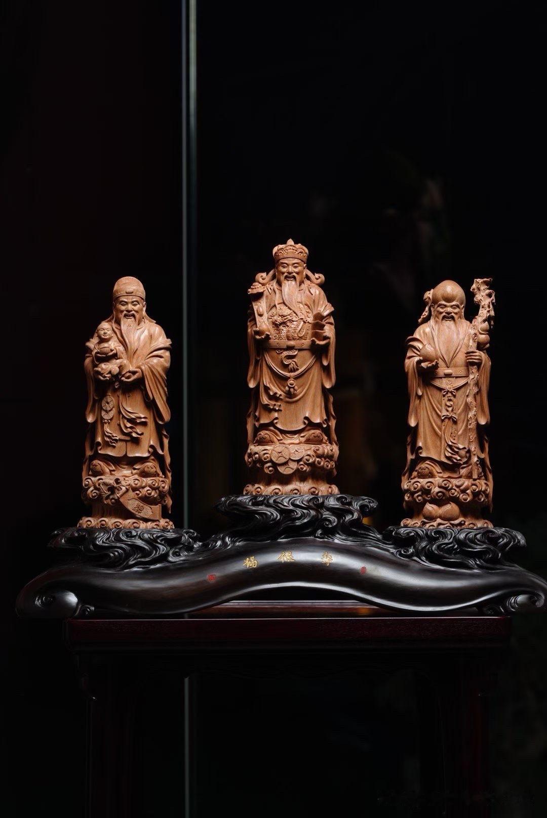 福星含笑持如意，禄星捧卷显儒雅，寿星拄杖展慈颜。三位仙翁神态各异，却在同一块老山