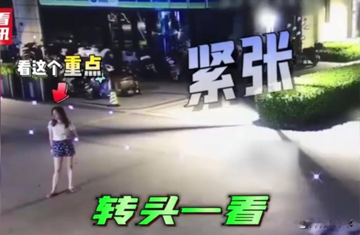 江苏，一女子站在小区门口等人，这时一条未栓绳的大狗突然跑到女子双腿间，伸爪子熟练