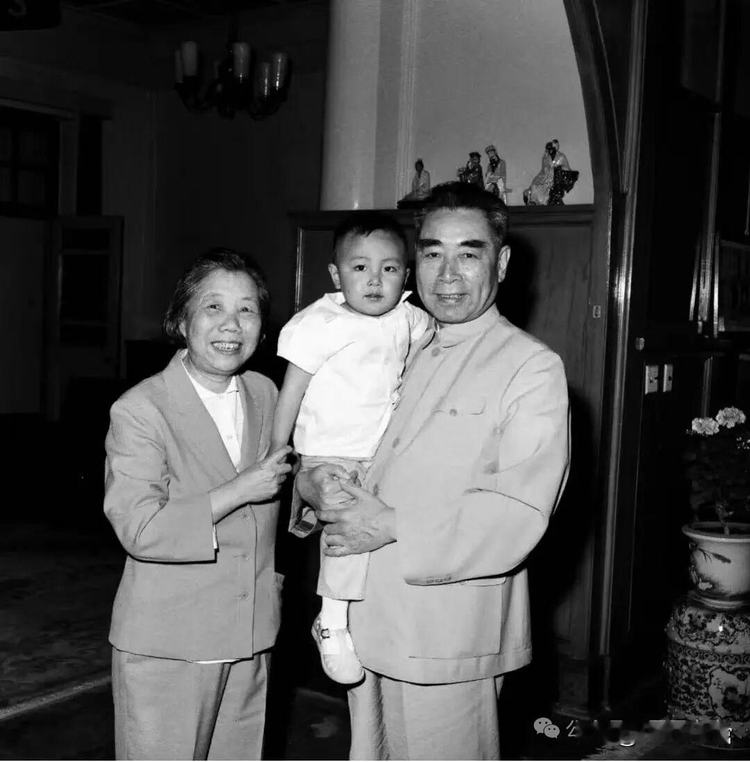 1962年，周恩来、邓颖超同工作人员的孩子。
