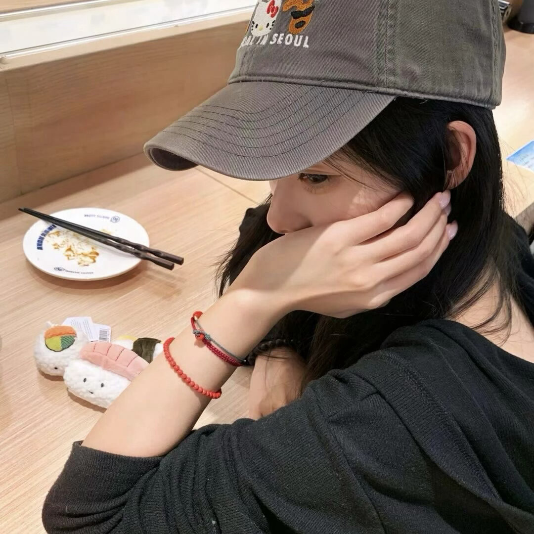 如果我是自私狠心的人 那我早就幸福了 偏偏我的心软 我的天真 我的妥协 让我扶着