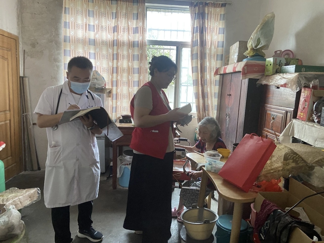 宁波宁海慈爱阳光护残让山区暖意常伴 宁海岔路镇地处山区，四百余名重度残障群众出行