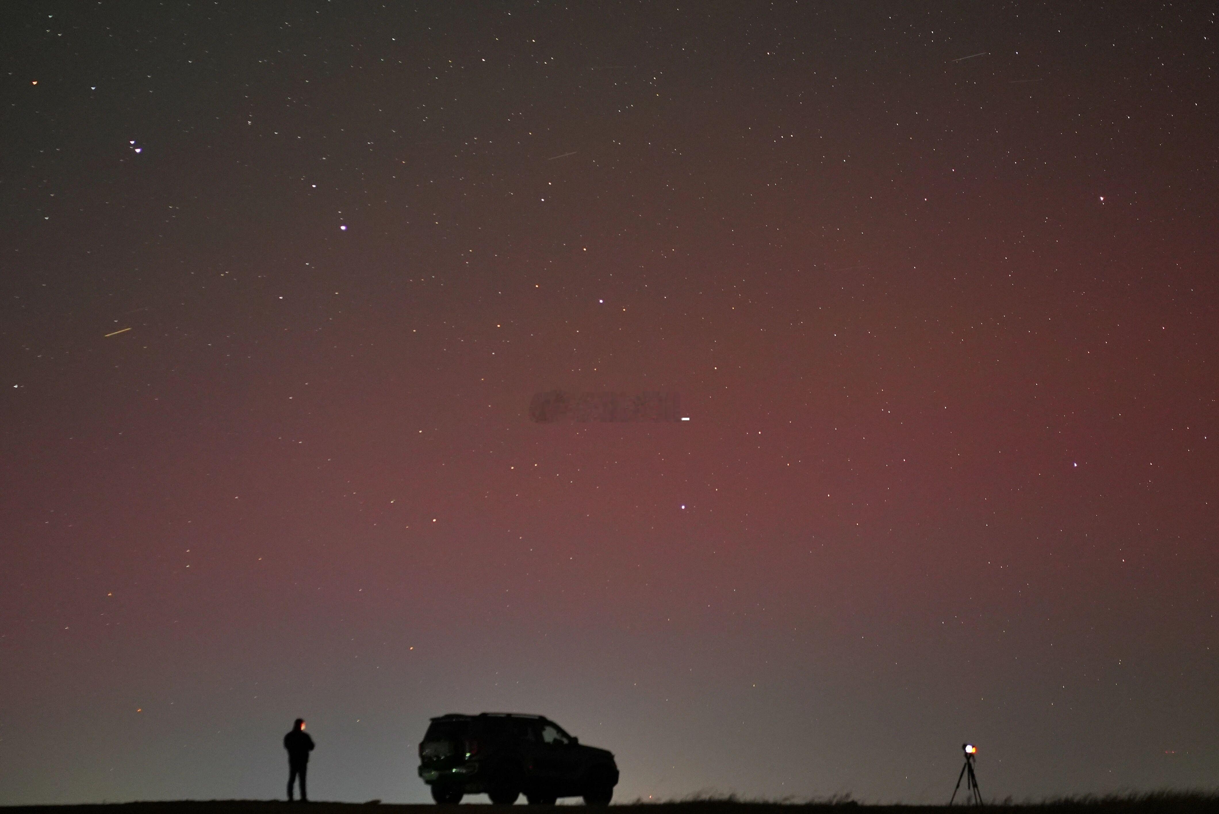 昨天晚上，极光再现于北京北部，肉眼可见淡粉与一抹淡淡的绿色。 