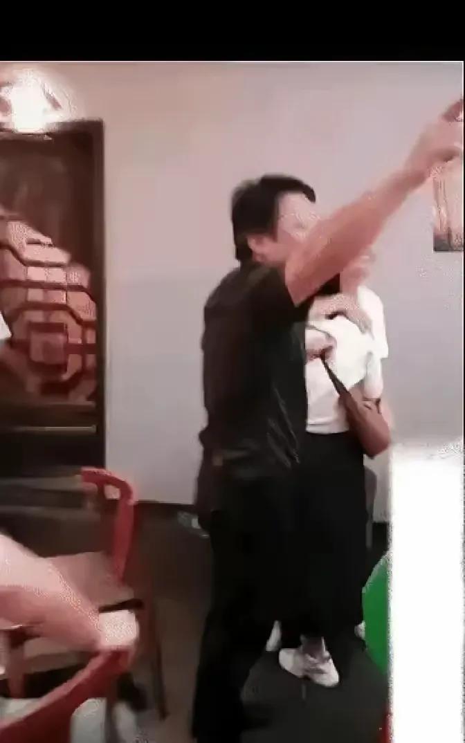 刷到同学聚会包厢里那幕搂抱亲吻还扯衣领的戏码，真是看傻一众网友，这哪里是叙旧，分