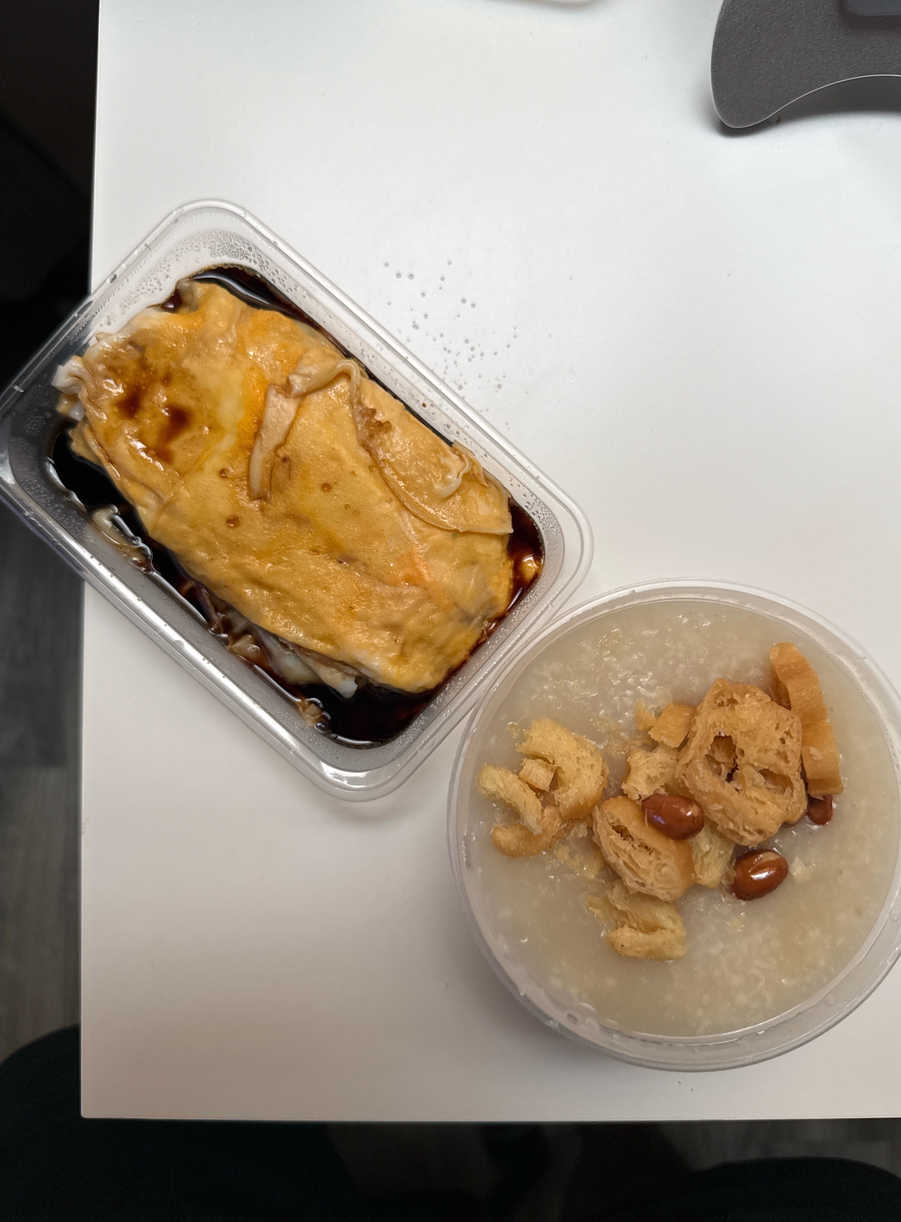 不容易！吃上了今天的第一餐粥配肠（好像也是早晨配置）。 ​​​