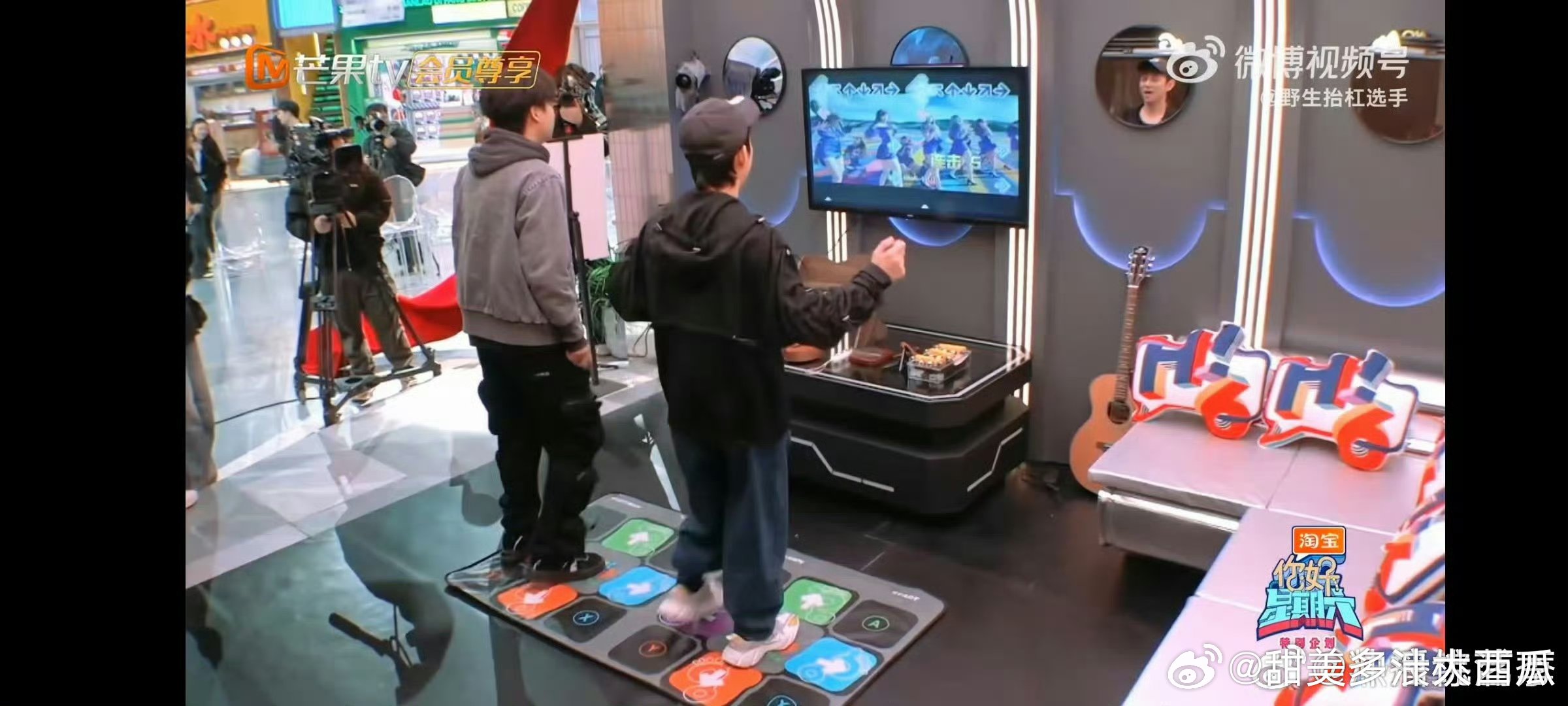 何炅[超话]何老师50岁的体力你好星期六谁能不被何老师和吴泽林跳舞机的画面惊到，