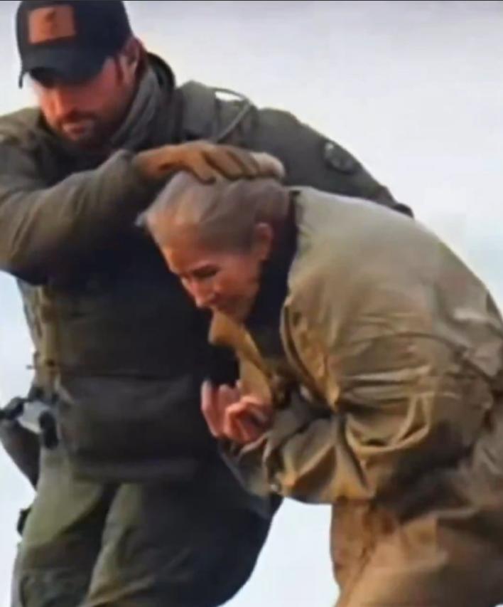 美特工粗暴对待，委内瑞拉第一夫人，引发各国强烈愤慨！

1月5日，美特工在押解，