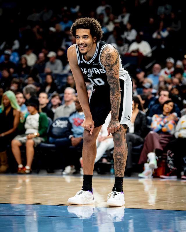 晚安马刺 不是所有的诗都在远方，眼前的天长地久，亦更值得珍惜与拥有。晚安刺蜜明天