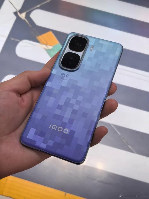 出门有时会带着Neo10 Pro+当备用机来使，这个配色每次忍不住多瞅瞅，顿时觉