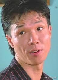 太保（本名张嘉年）是中国香港一位著名的男演员，也是前洪家班和成家班成员。他于20