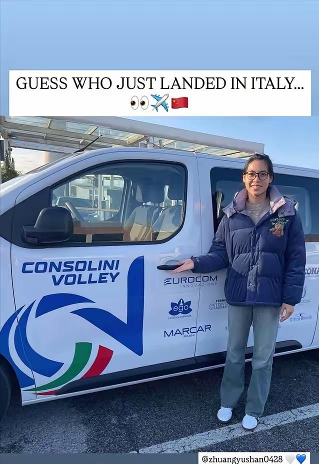 戴眼镜的庄宇珊有点酷。12月2日，庄宇珊到意大利了。圣乔瓦尼女排专程接机，并且官