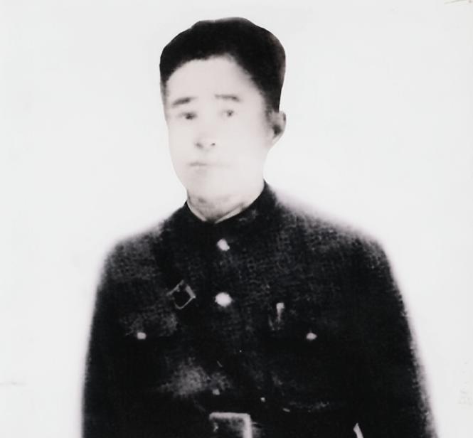 1937年淞沪会战，王中领手握步枪藏在阵地前的尸体堆里。

秋风吹过，血腥味混着