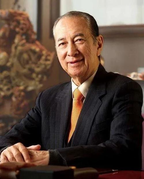 何鸿燊看着病床上的妻子，说：你现在这个样子，我需要再娶一房。此话一出，黎婉华心如