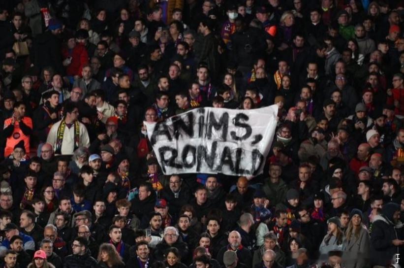 本轮西甲，巴萨3-1马竞。此前报道，在欧冠对阵切尔西时领到红牌之后，巴萨中卫阿劳