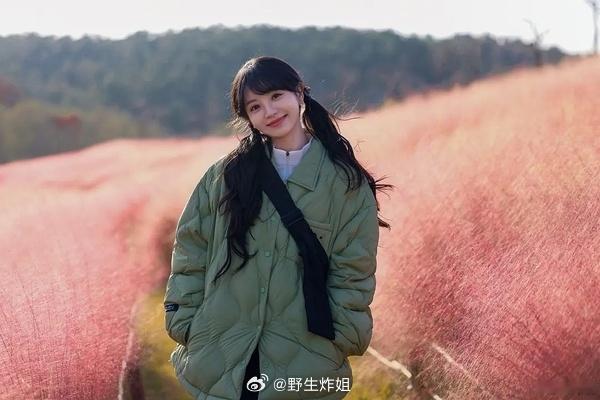 军绿色棉服和格子牛角扣大衣，双马尾，真的太适合田曦薇了幻视军区大院年代女主 