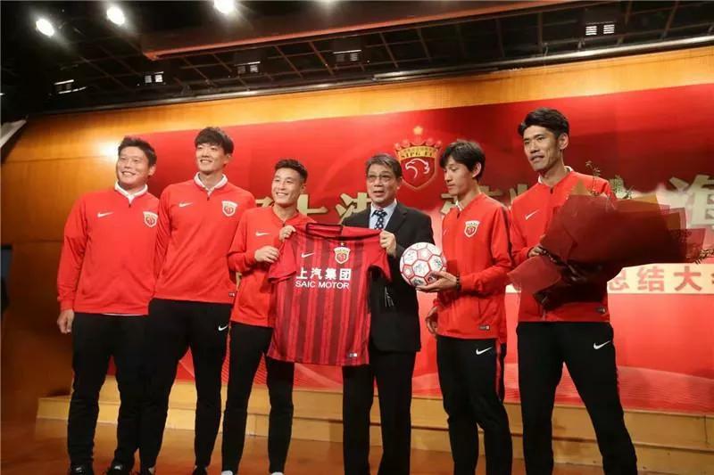 “灯泡门”事件发生在上港的崇明系球员身上并不令人奇怪。因为这些年类似的“项链门”