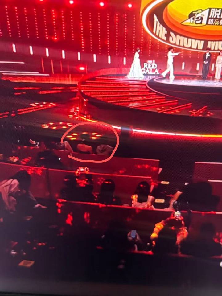 虞书欣红薯redgala座位 第一排中间 