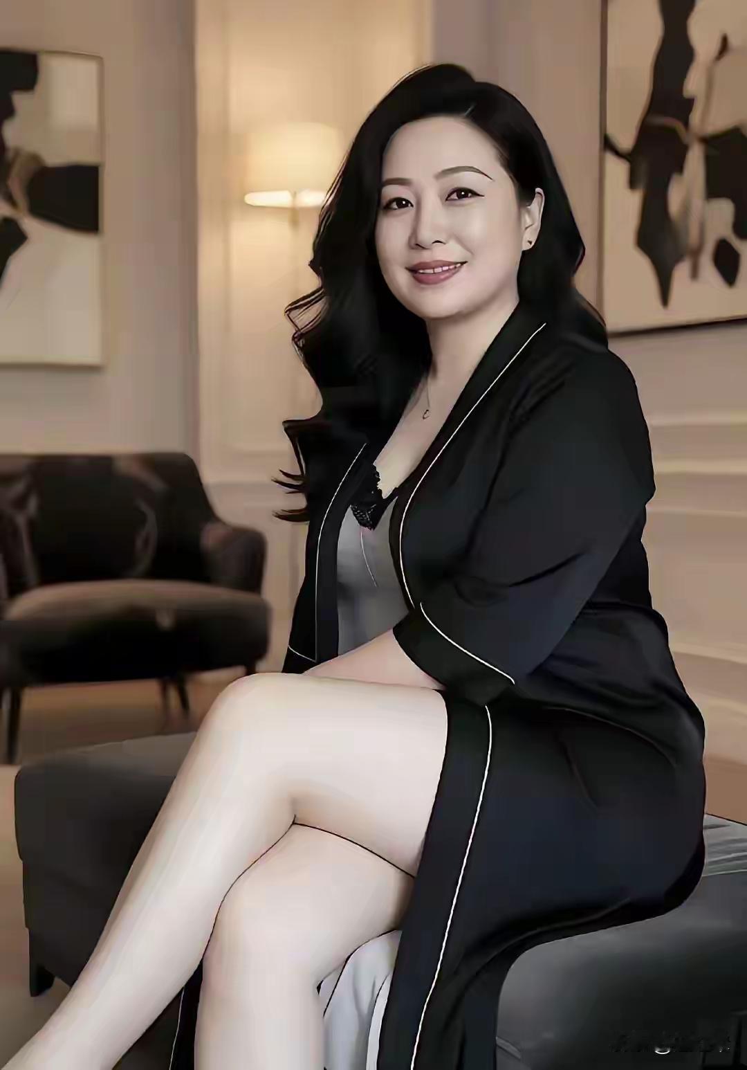 白白胖胖，模样俊俏，富态性感女人味十足！相信多数人不会挑毛病而拒绝交往的！
你们