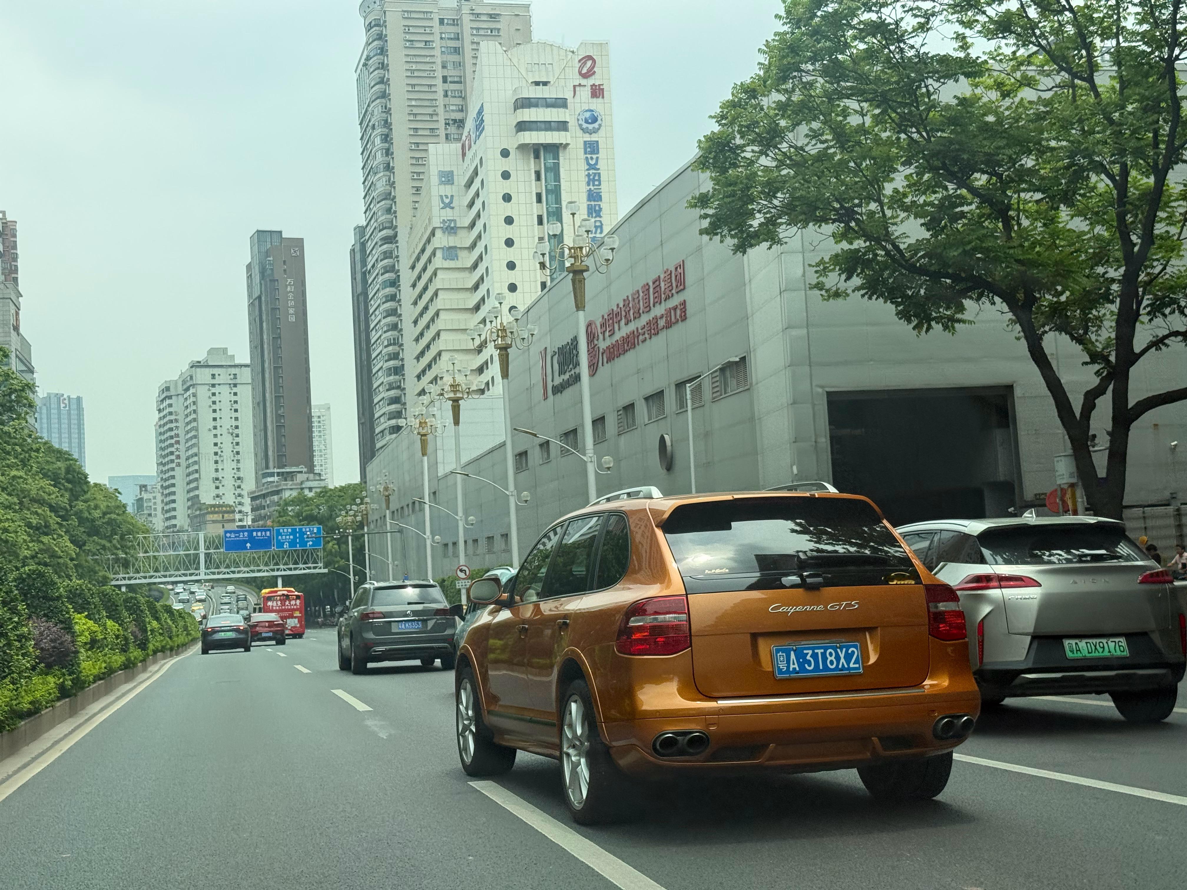 当年这颜色，真的无敌！现在看，依旧老钱风！其实，真不需要每款车都要双色车身的。 