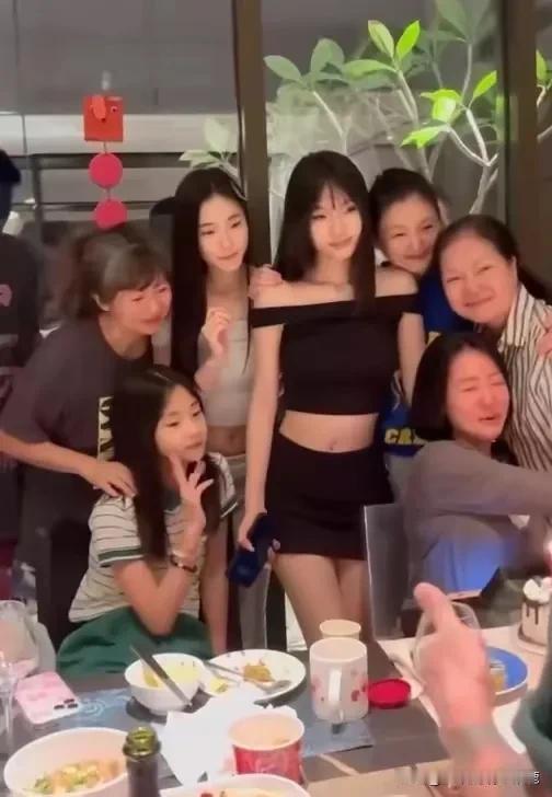 看S妈发的家族合照中小S的两个女儿都穿的露脐装。

这两个女孩还真是喜欢露脐装，
