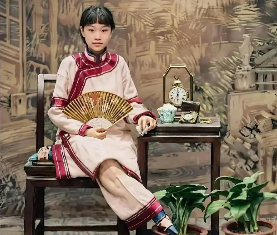 这是晚清名妓杨翠喜的真实容貌，都看看吧，这不是演员扮演的。

杨翠喜，原本姓陈，