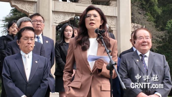 拜谒中山陵，郑丽文八度哽咽
中国国民党主席郑丽文一行访陆首站抵达南京，4月8日上